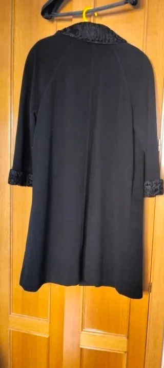 Abrigo negro con cuello y puños de pelo