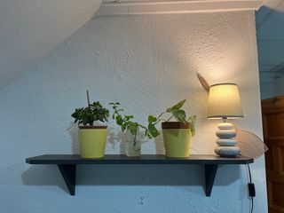 Estantería flotante gris oscuro