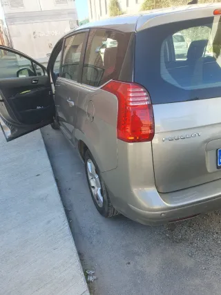 Peugeot 5008 2011