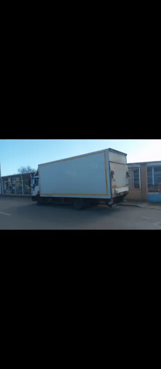 Camión caja cerrada
