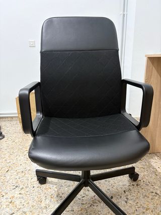 Silla de oficina negra