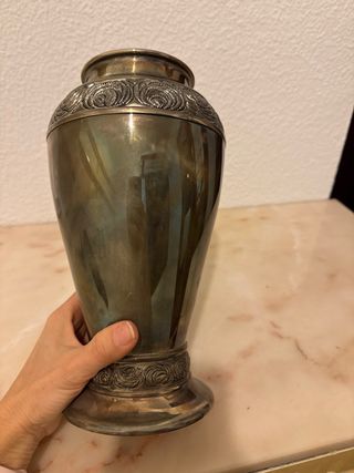 Jarrón de metal plateado con relieve