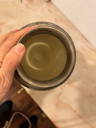 Jarrón de metal plateado con relieve