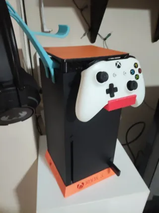 Xbox Series X con soporte y mando