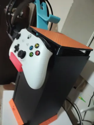 Xbox Series X con soporte y mando