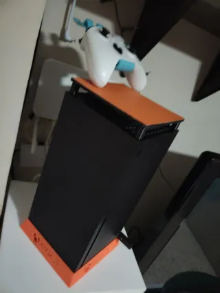 Xbox Series X con soporte y mando