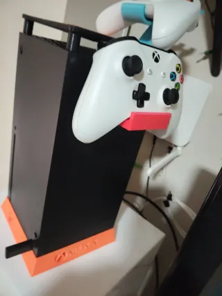 Xbox Series X con soporte y mando