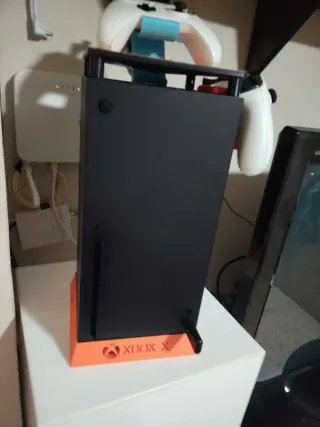 Xbox Series X con soporte y mando
