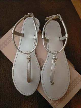 Sandalias plateadas con tiras