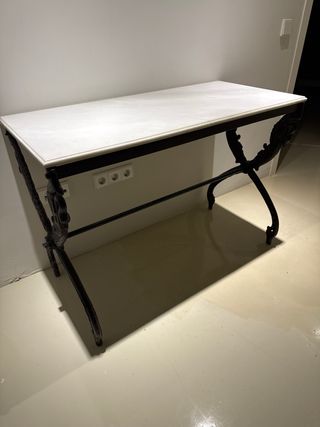 Mesa de mármol con patas de hierro forjado