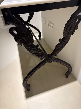 Mesa de mármol con patas de hierro forjado
