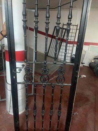 Puerta de hierro forjado con reja