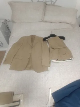 Traje de chaqueta y pantalón beige