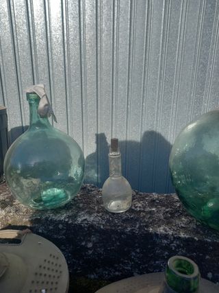 Lote 14 damajuanas mimbre y cristal