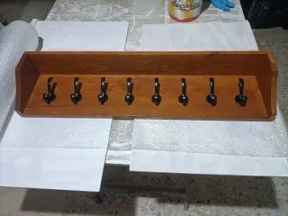 Perchero rústico de madera y metal