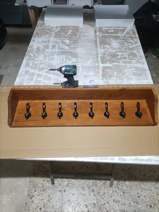 Perchero rústico de madera y metal