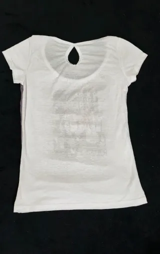 Camiseta morada y blanca con cortes