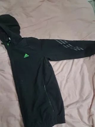 Chaqueta Adidas Negra con Detalles Verdes