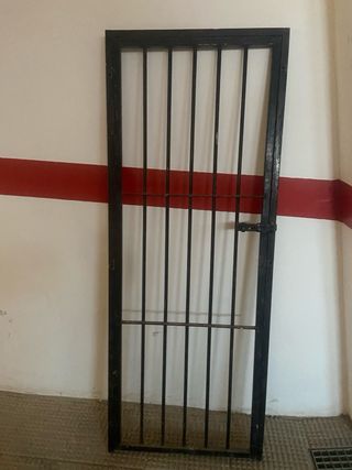 Puerta de hierro tipo reja