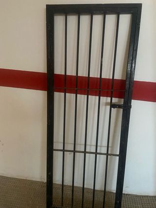 Puerta de hierro tipo reja