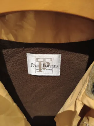 Gabardina beige con cuello estampado