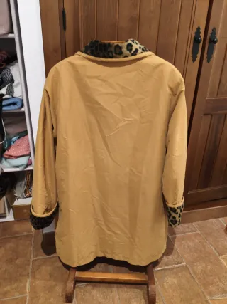 Gabardina beige con cuello estampado