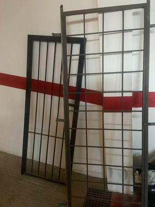 Puerta reja metálica con marco