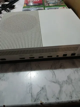 Xbox One S Blanca + 4 Juegos