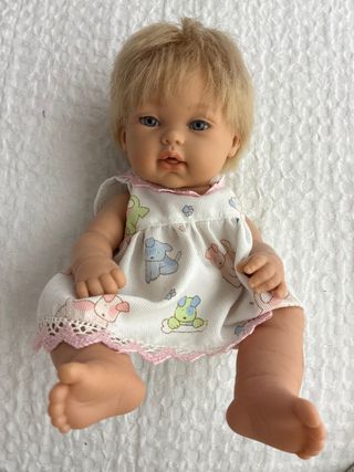 Muñeca bebé con vestido de perritos