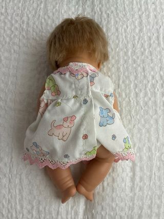 Muñeca bebé con vestido de perritos
