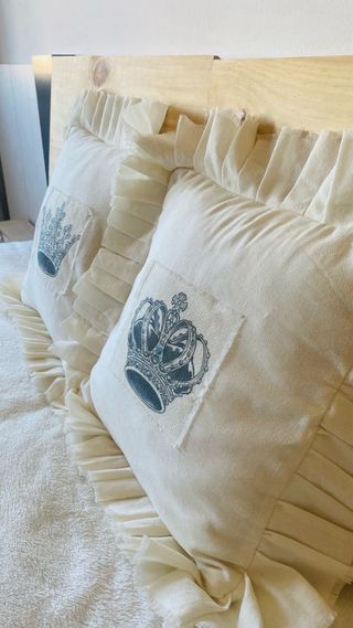 Juego 2 Fundas Cojín Decorativas Coronas