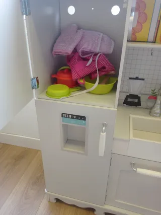 Cocinita de madera blanca con accesorios