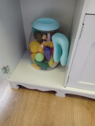 Cocinita de madera blanca con accesorios