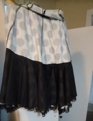 Falda lunares y encaje negro