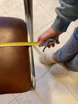 Silla metálica marrón y plateada