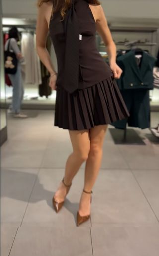 Vestido Zara corto marrón falda tablas corbata
