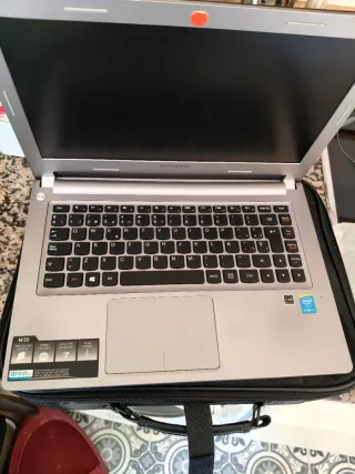 Funda portátil negra y portail