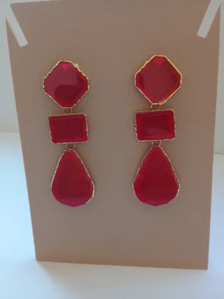 Pendientes largos rojos y dorados