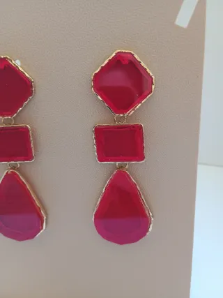 Pendientes largos rojos y dorados