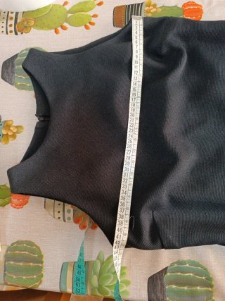Vestido negro semilargo sin mangas
