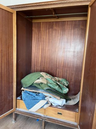 Armario de madera marrón