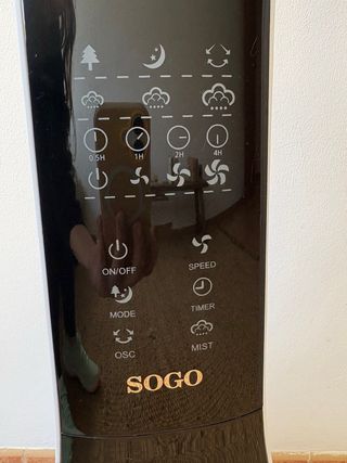 Ventilador de pie negro y blanco