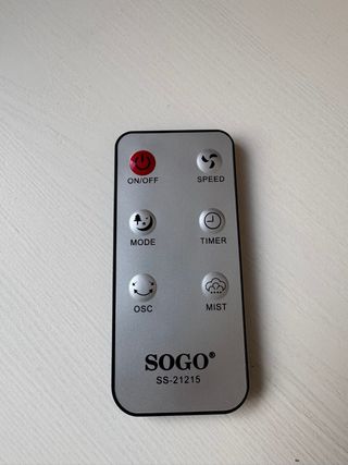 Ventilador de pie negro y blanco