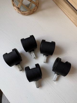 Ventilador de pie negro y blanco