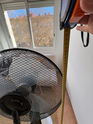 Ventilador de pie negro y blanco