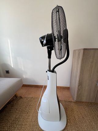 Ventilador de pie negro y blanco