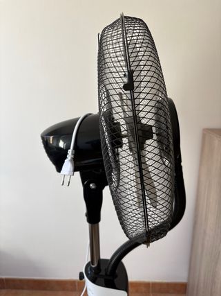 Ventilador de pie negro y blanco