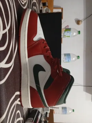 Zapatillas Jordan Air 1 Mid Negro y Dorado