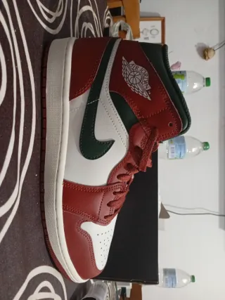 Zapatillas Jordan Air 1 Mid Negro y Dorado