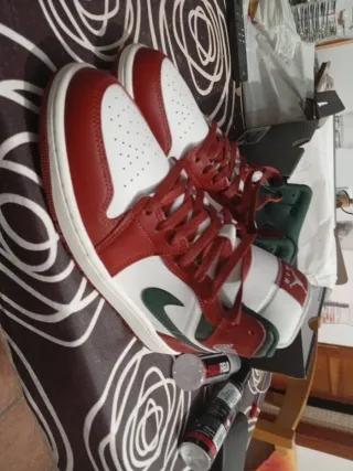 Zapatillas Jordan Air 1 Mid Negro y Dorado